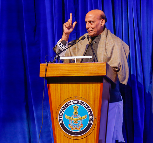 रक्षा मंत्री राजनाथ सिंह ने पूर्व सैनिकों, वीर नारियों और उनके आश्रितों के कल्याण के लिए उदार रुख अपनाते हुए की दान की अपील