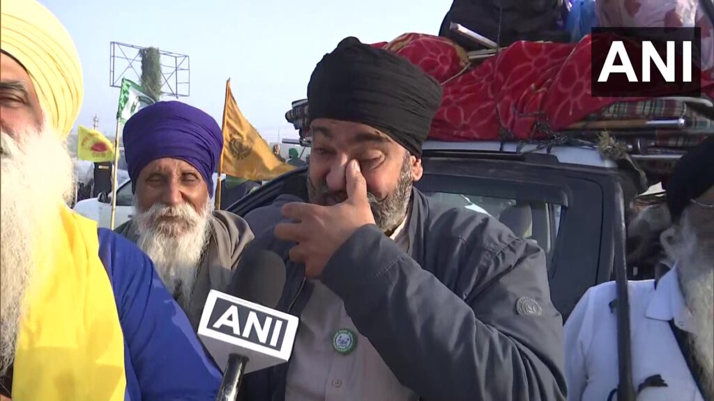 378 दिनों के बाद आज वापस घर लौटेंगे किसान, यहां देखें Video The farmers, who have been camping on the Singhu-Ghazipur and Tikri borders of Delhi for 15 months i.e. 378 days, have ended their