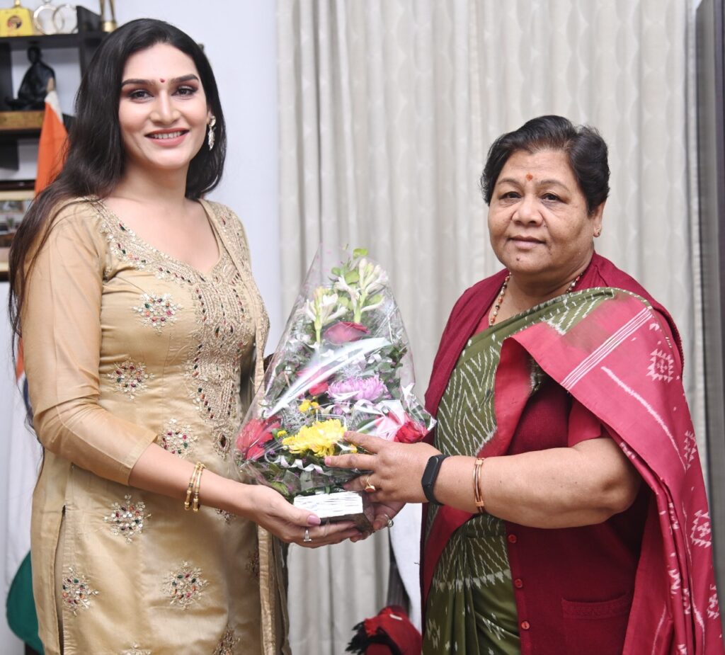 राज्यपाल अनुसुईया उइके से फिल्म कलाकार वीणा शेन्द्रे ने की मुलाकात, शेयर किया अपना जीवन संघर्ष Film artist Ms. Veena Shendre had a courtesy call on Governor Ms. Anusuiya Uikey at Raj Bhavan. Ms. Shendre briefed the Governor