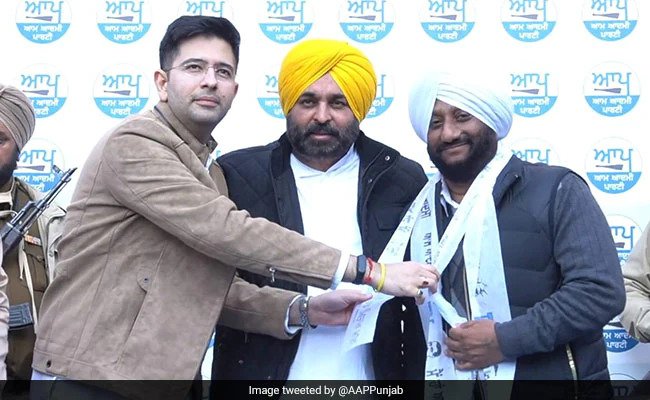 पंजाब विधानसभा चुनाव: मोहाली के पूर्व मेयर कुलवंत सिंह आम आदमी पार्टी में शामिल Ahead of next year's Punjab Assembly elections, former Mohali mayor Kulwant Singh on Monday joined the Aam Aadmi Party. AAP leader Raghav