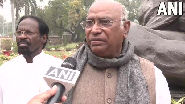 विपक्ष को बांटने की साजिश कर रही है सरकार : मल्लिकार्जुन खड़गे Leader of Opposition in Rajya Sabha Mallikarjun Kharge on Monday alleged that the government was trying to divide the opposition