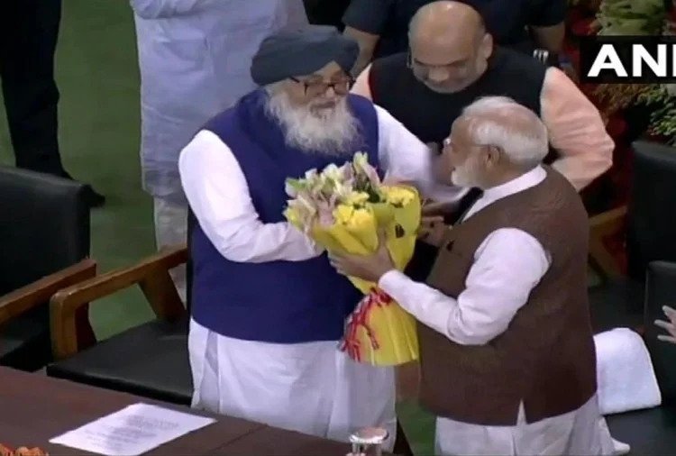 प्रधानमंत्री ने पंजाब के पूर्व मुख्यमंत्री श्री प्रकाश सिंह बादल को जन्मदिन की बधाई दी The Prime Minister, Shri Narendra Modi has congratulated the former Chief Minister of Punjab, Shri Parkash Singh Badal ji on his birthday.