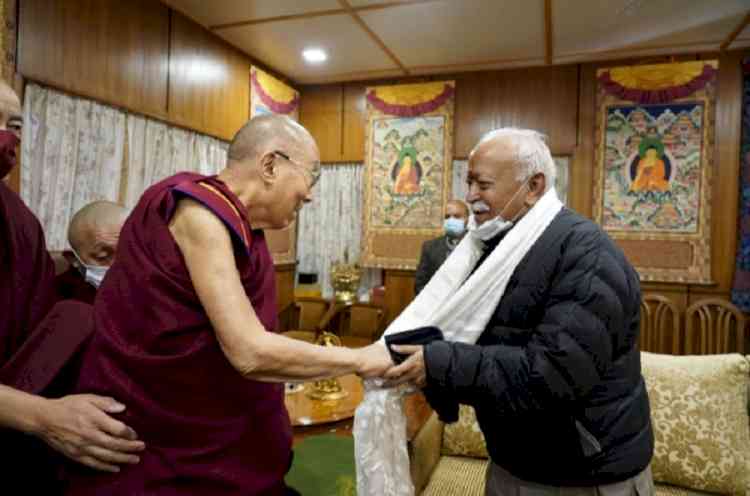 धर्मशाला : आरएसएस प्रमुख मोहन भागवत ने दलाई लामा से की मुलाकात, तिब्बती मुद्दो पर हुई चर्चा Rashtriya Swayamsevak Sangh (RSS) chief Mohan Bhagwat met Tibetan spiritual leader Dalai Lama in Dharamsala on Monday.
