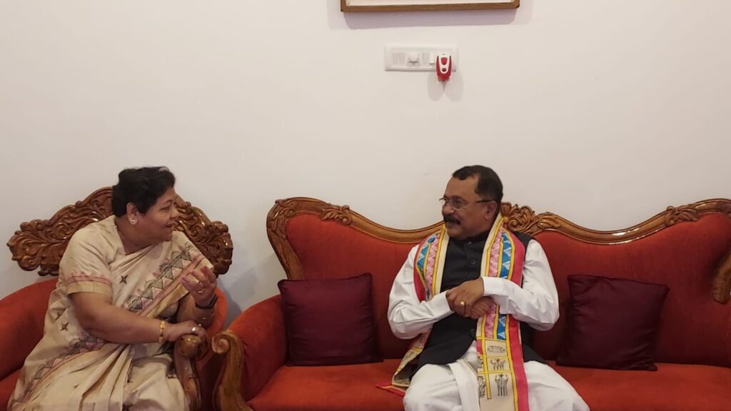 राज्यपाल अनुसुईया उइके से गोवा के राज्यपाल पीएस श्रीधरन पिल्लई ने की भेंट Governor of Goa PS Sreedharan Pillai and his wife met Governor Ms. Anusuiya Uikey at Raj Bhavan Goa and presented a memento
