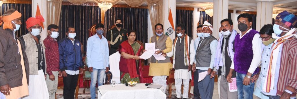 राज्यपाल अनुसुईया उइके को प्रतिनिधिमण्डल ने अंतागढ़ को नया जिला बनाने के संबंध में सौंपा ज्ञापन A delegation led by former MP Mr. Vikram Usendi met Governor Ms. Anusuiya Uikey at Raj Bhavan and demanded that Antagarh be made a district.