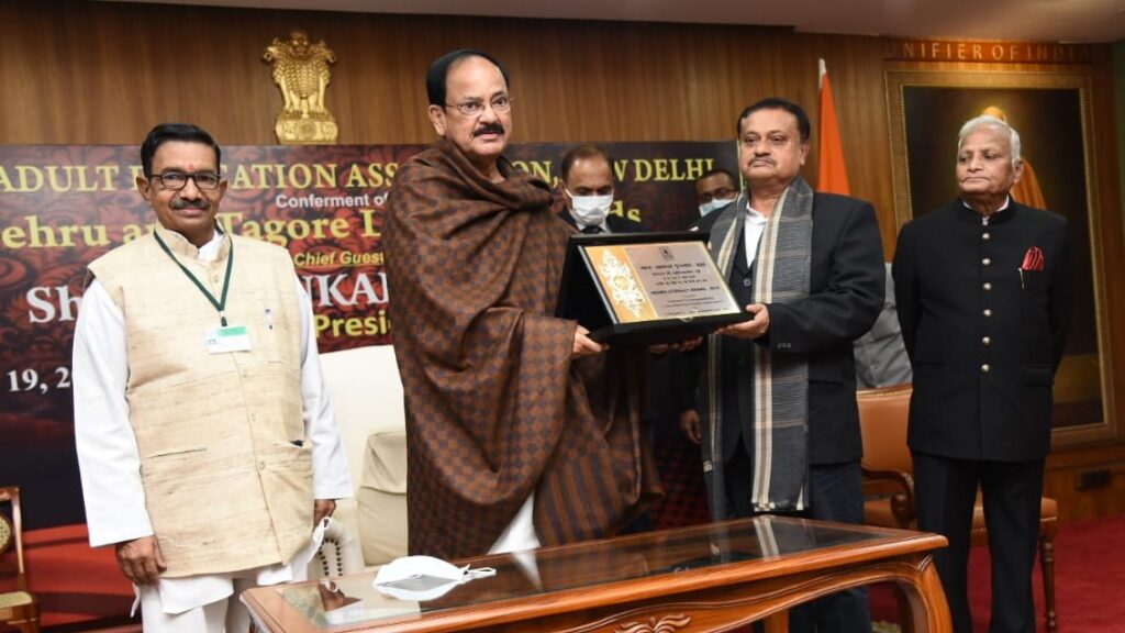 निरक्षरता का उन्मूलन एक जन आंदोलन बन जाना चाहिए : उपराष्ट्रपति एम. वेंकैया नायडू Vice President M. Venkaiah Naidu today urged all stakeholders, including the private sector, to come forward and support the government'