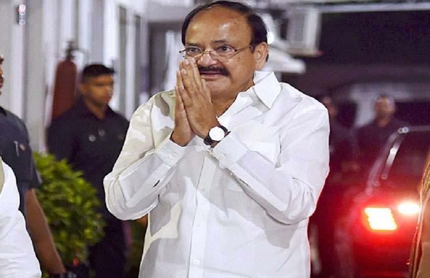 क्रिसमस की पूर्व-संध्या पर उपराष्ट्रपति एम. वेंकैया नायडू ने देशवासियों को दी बधाई The Vice President, Shri M. Venkaiah Naidu has greeted the countrymen on the eve of Christmas today. Naidu wrote, "Lord Jesus Christ