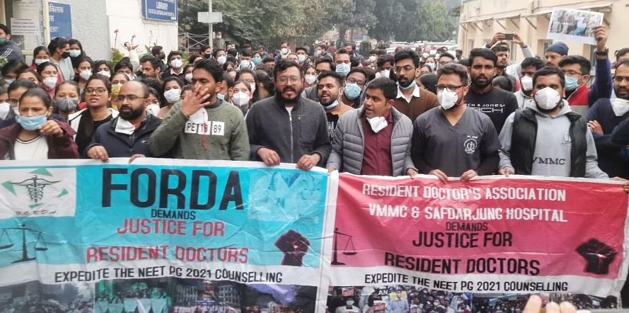 नीट पीजी काउंसलिंग : दिल्ली में रेजिडेंट डॉक्टरों की हड़ताल खत्म Resident doctors of Delhi called off their strike on Friday protesting the delay in NEET PG counseling for two weeks.