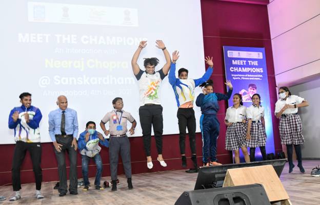 ओलम्पिक खेलों में भाला-फेंक प्रतिस्पर्धा के चैम्पियन नीरज चोपड़ा ने एक महत्त्वाकांक्षी मिलाप-कार्यक्रम का किया शुभारंभ Olympic javelin throw champion Neeraj Chopra launched an ambitious meet-up event. This match-up program will school the legendary