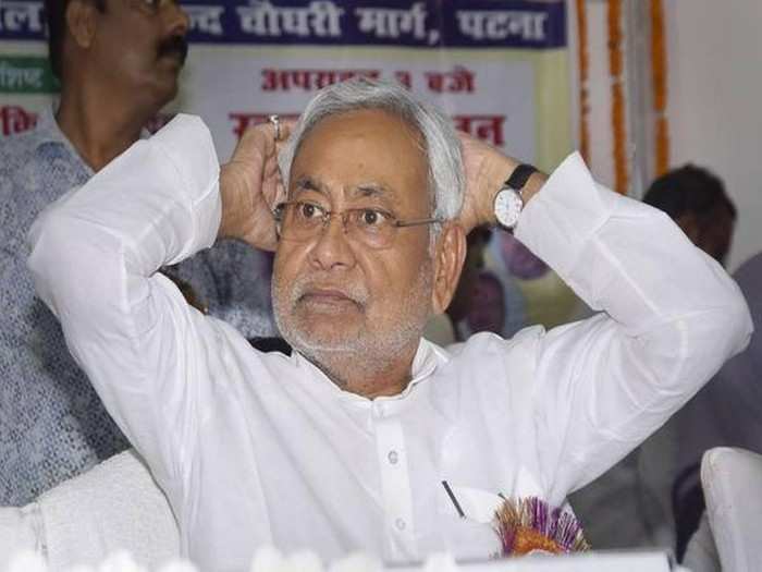 शराबबंदी के नशे में मदहोश बिहार के सीएम Nitish ji is intoxicated by the prohibition of liquor. His unusual reaction to the empty liquor bottles found in the assembly premises