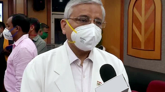 भारत में ओमिक्रॉन के मरीजों का आंकड़ा 150 के पार, AIIMS चीफ रणदीप गुलेरिया ने दी चेतावनी