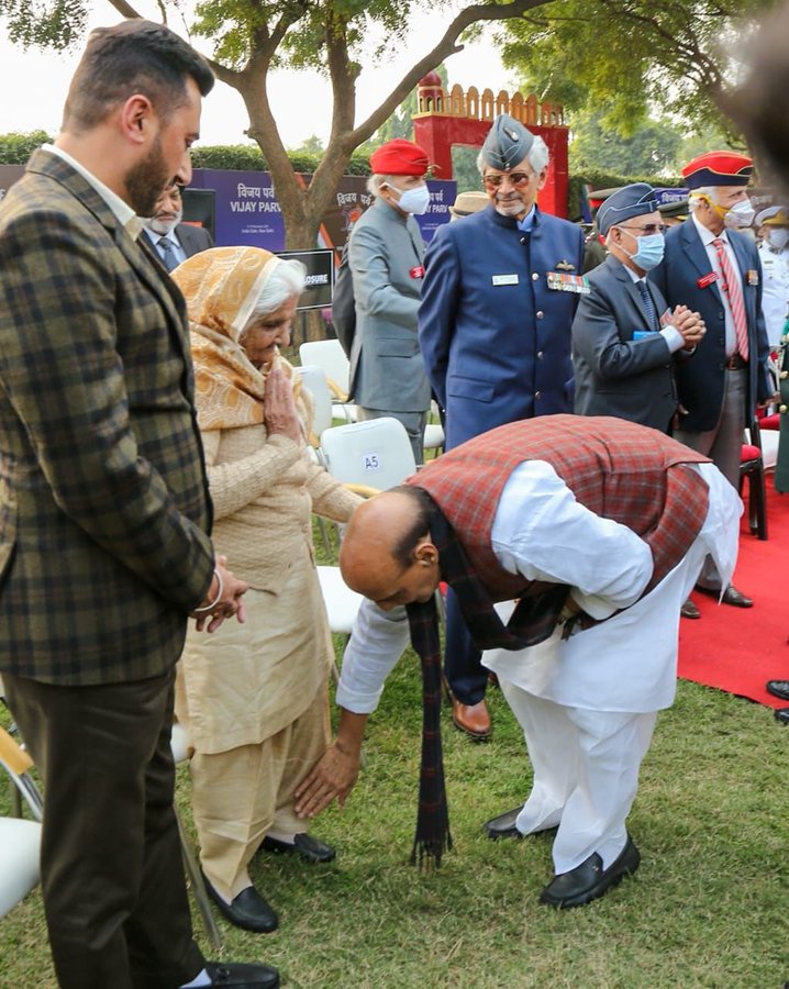 जब रक्षा मंत्री राजनाथ सिंह ने पूर्व कर्नल की पत्नी के पैर छुए, आश्चर्यचकित होकर देखती रही सभा Yes, Defense Minister Rajnath Singh on Tuesday praised India for displaying exemplary courage and indomitable spirit of fighting in