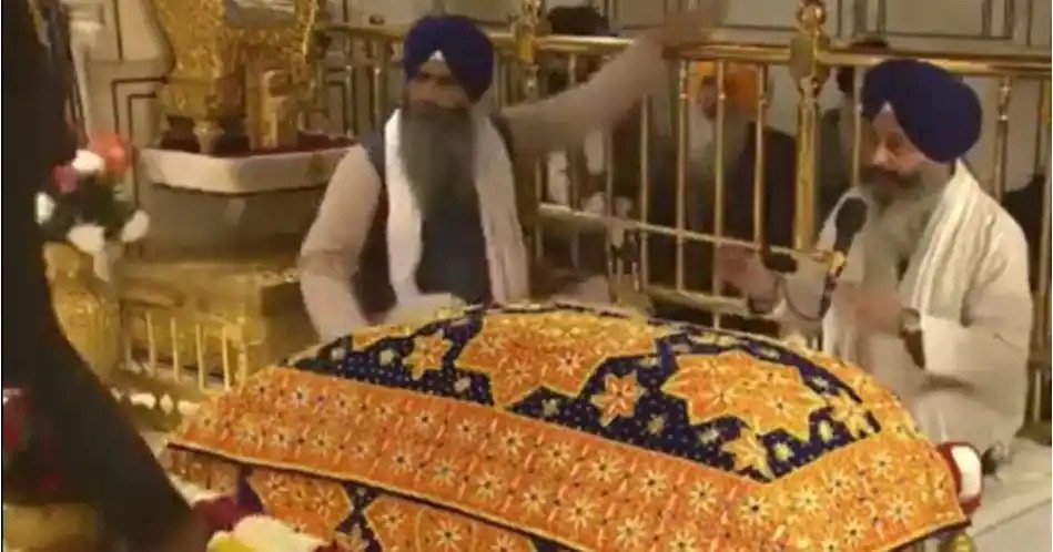 पंजाब में स्वर्ण मंदिर में बेअदबी की कोशिश, मामलें की जांच के लिए पंजाब सरकार ने बनाई SIT Punjab Police is identifying the man at the Golden Temple who tried to commit sacrilege by entering the sanctum sanctorum, after which