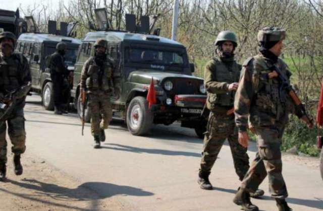 जम्मू-कश्मीर में आतंकियों ने फिर किया CRPF जवानों पर हमला, कोई हताहत नहीं