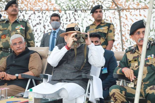 प्रधानमंत्री नरेन्द्र मोदी जी के नेतृत्व में अनेक कल्याणकारी कदम भी भारत सरकार ने उठाए हैं- गृह मंत्री अमित शाह Union Home and Cooperation Minister Shri Amit Shah held a Sainik Conference at Rohitash Border Outpost of Border Security Force