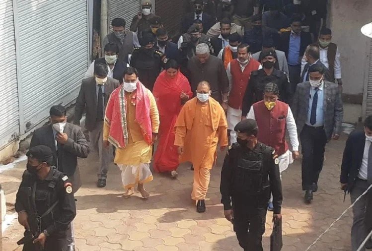 उत्तर प्रदेश के वृंदावन में भी पहुंचा ओमिक्रान, योगी सरकार ने बस अड्डे और रेलवे स्टेशनों पर अनिवार्य किया RT-PCR टेस्ट The threat of Omicron variants of Corona is increasing continuously. This variant has also been confirmed in Vrindavan, UP. In view of this,