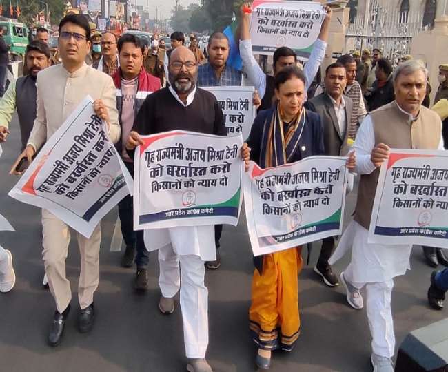 गृह राज्यमंत्री अजय मिश्रा ‘टेनी’ के इस्तीफे की मांग को लेकर यूपी विधानसभा के बाहर कांग्रेस विधायकों का प्रदर्शन