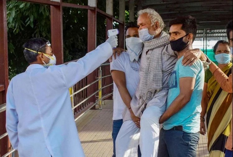 यूपी के सोनभद्र में 70 दिन बाद मिले दो कोरोना मरीज, आइसोलेशन में भेजे गए संक्रमित The fear of the new variant of the corona virus, Omicron, is raising its head in the country and the state, and in the meantime, two patient