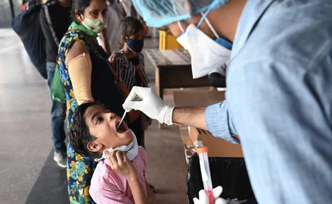 तेलंगाना में 3-नए ओमाइक्रोन के मामलों आने से संक्रमितों की संख्या हुयी 44 According to the state health department, three new cases of omicron were reported in Telangana on Sunday. With this, the total number