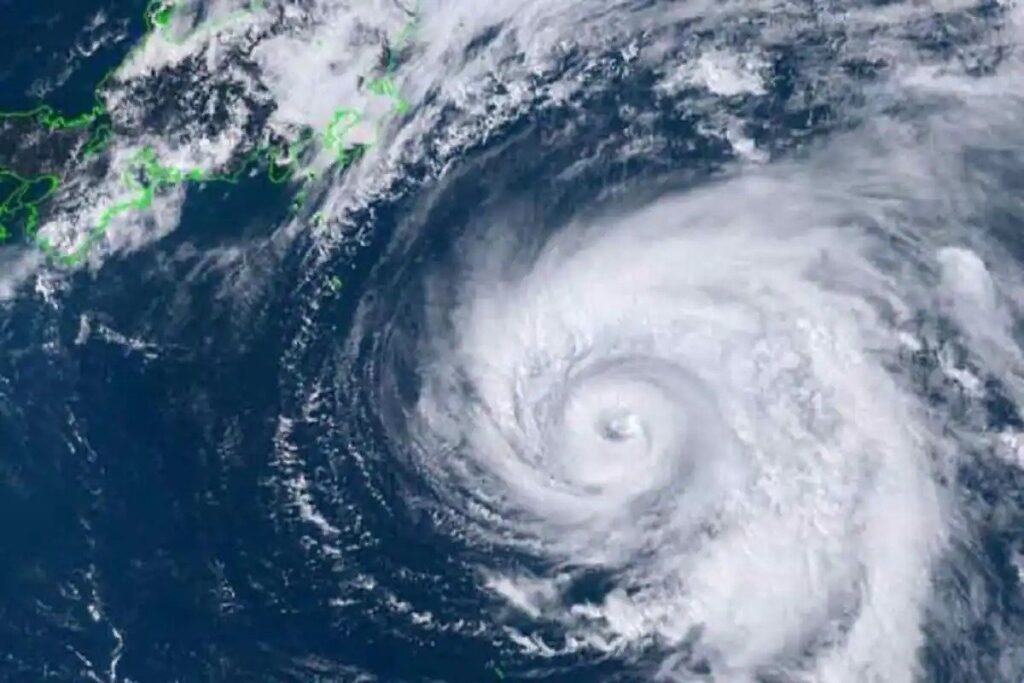 चक्रवाती तूफान जवाद मचाएगा तबाही, 110km की रफ्तार से चलेंगी हवाएं The low pressure area formed in the Bay of Bengal has turned into a cyclonic storm Jawad and today its Odisha-Andhra Pradesh and West Bengal