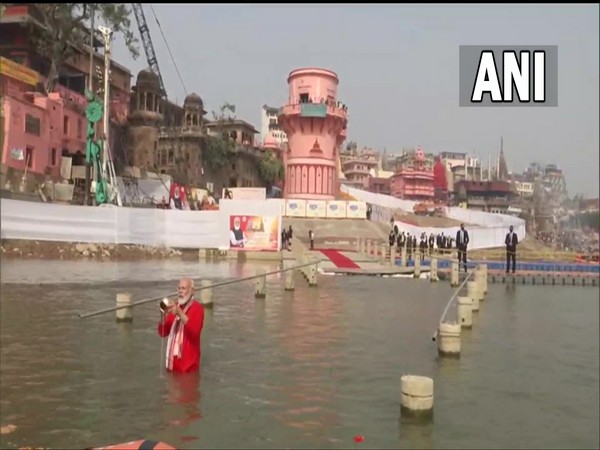 वाराणसी: काल भैरव के दर्शन के बाद पीएम मोदी ने गंगा में लगाई डुबकी, बाबा विश्वनाथ का करेंगे जलाभिषेक