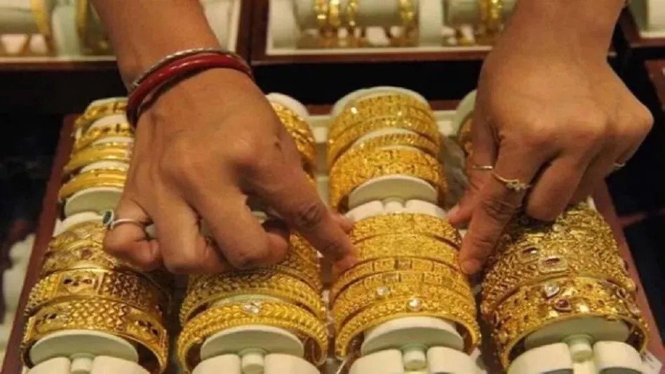 आज फिर बढ़ें सोने और चांदी के दाम, यहां जानें नए रेट On the Multi Commodity Exchange, gold and silver prices are seeing an increase today. Gold February futures rose 0.18 per cent,