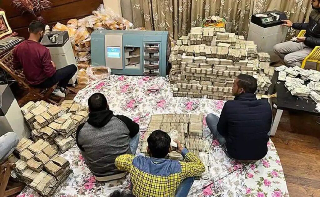 कानपुर में इत्र बिजनेसमैन व समाजवादी पार्टी के नेता पीयूष जैन के घर आईटी का छापा,150 करोड़ रुपए कैश बरामद IT raids the place of a perfume businessman and Samajwadi Party leader Piyush Jain in Kanpur, Uttar Pradesh. 150 crores from his