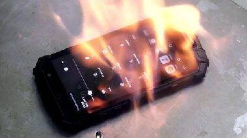 Online क्लास ले रहा था स्टूडेंट, अचानक से मोबाइल में हो गया ब्लास्ट A 15-year-old boy exploded when his mobile phone exploded while attending online classes at a school in Madhya Pradesh's Satna district.