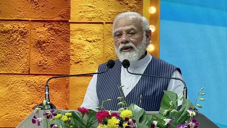 प्रधानमंत्री मोदी ने स्वतंत्रता सेनानियों और ‘ऑपरेशन विजय’ से जुड़े सेवानिवृत्त सैन्यकर्मियों को किया सम्मानित The Prime Minister, Shri Narendra Modi at the Goa Liberation Day celebrations, held in Goa. PM presents freedom fighters and retirees