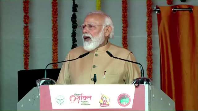 पीएम मोदी ने स्वयं सहायता समूहों के बैंक खातों में 1,000 करोड़ रुपये ट्रांसफर किए Prime Minister Narendra Modi on Tuesday transferred Rs 1,000 crore to the bank accounts of self-help groups to benefit around