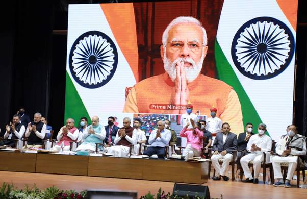 प्रधानमंत्री नरेन्द्र मोदी ने ‘प्राकृतिक खेती पर राष्ट्रीय सम्मेलन’ के समापन सत्र में किसानों को किया सम्बोधित The Prime Minister, Shri Narendra Modi, addressed the farmers through video conferencing in the concluding session of the 'National