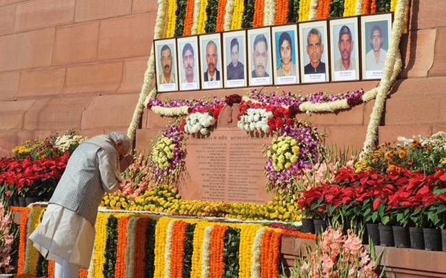 प्रधानमंत्री नरेन्द्र मोदी ने 2001 संसद हमले के शहीदों को अर्पित की श्रद्धांजलि