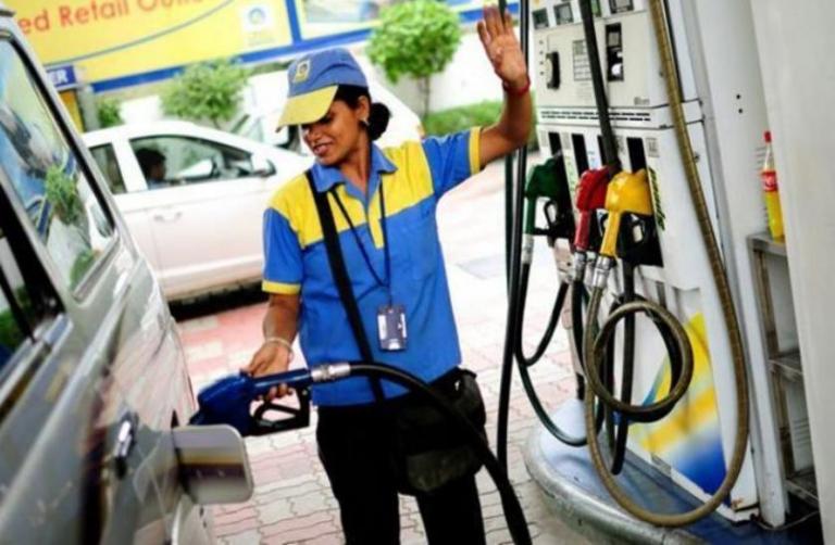 26 जनवरी से 25 रुपए लीटर सस्ता मिलेगा पेट्रोल, सरकार ने लाखों लोगों को दी राहत There is relief news for the people suffering from expensive petrol and diesel. Jharkhand Chief Minister Hemant Soren on Wednesday