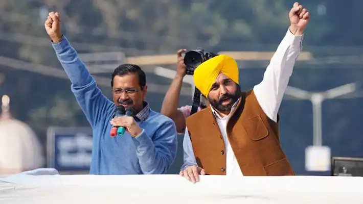 पंजाब विधानसभा चुनाव 2021: अरविंद केजरीवाल ने पटियाला में किया ‘शांति मार्च’ AAP national convener Arvind Kejriwal took out a 'peace march' in Patiala, Punjab ahead of the 2022 assembly elections. During the march