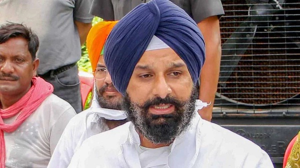 ड्रग्स मामले में Punjab सरकार की बड़ी कार्रवाई, अकाली नेता बिक्रम मजीठिया के खिलाफ FIR दर्ज An FIR has been lodged in Mohali against Shiromani Akali Dal leader Bikram Singh Majithia in Punjab. Sources said that a case has