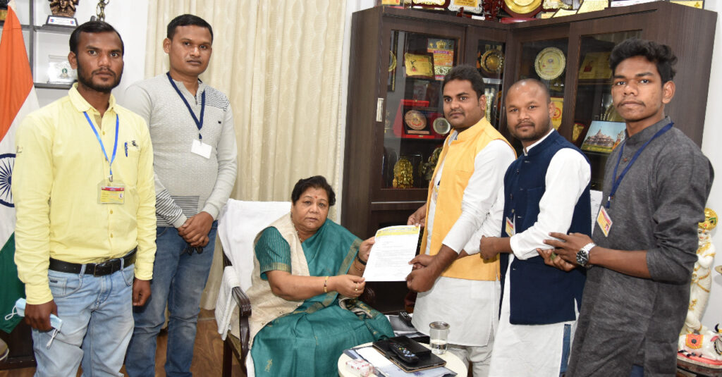 राज्यपाल अनुसुईया उइके से गोंडवाना स्टूडेंट्स यूनियन के प्रतिनिधिमण्डल ने की भेंट
