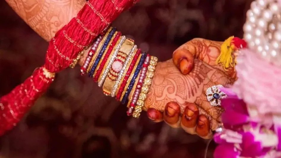 अब 18 नही 21 साल में होगी लड़कियों की शादी, हिंदू मैरिज एक्ट में संशोधन का प्रस्ताव पास The minimum age of marriage for girls in the country can be increased from 18 years to 21 years. According to the information, the proposal