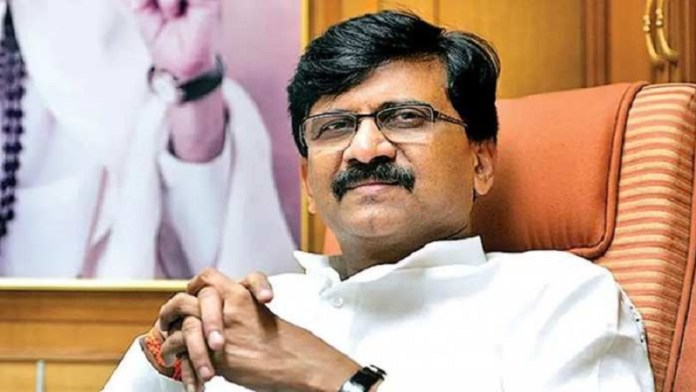शिवसेना सांसद संजय राउत पर एफआईआर दर्ज, आपत्तिजनक भाषा का इस्तेमाल करने का है आरोप Bharatiya Janata Party (BJP) workers at Delhi's Mandawali police station against Shiv Sena's Rajya Sabha member Sanjay Raut