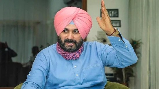 पवित्र ग्रंथों का अपमान करने वालों को सरेआम फांसी पर लटका देना चाहिए- नवजोत सिंह सिद्धू Congress leader Navjot Singh Sidhu said that those who insult the holy scriptures should be hanged in public in front of the people. Sidhu