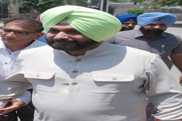 पंजाब: सीएम चन्नी, सिद्दू, हरीश चौधरी और जाखड़ ने की राहुल गांधी से मुलाकात, पंजाब विधानसभा चुनाव को लेकर हुई चर्चा The battle of Punjab State President Navjot Singh Sidhu and Sunil Jakhar reached Rahul Gandhi and both of them were defeated by Rahul
