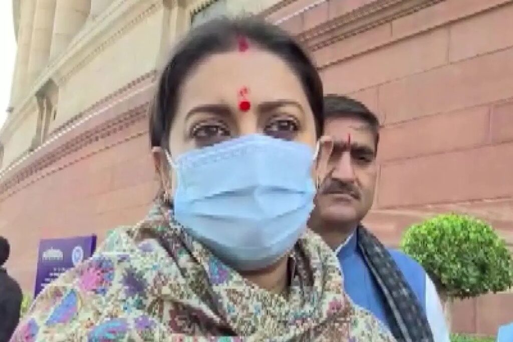 स्मृति ईरानी ने ‘रेप का मजा लो’ कहने वाले कांग्रेस नेता केआर रमेश को पार्टी से निकालने के लिए की मांग Union Women and Child Development Minister Smriti Irani said, "Such a statement inside the assembly is extremely shameful. He said,
