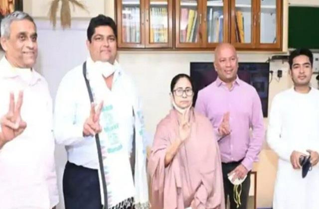 गोवा कांग्रेस के पूर्व कार्यकारी अध्यक्ष एलेक्सो रेजिनाल्डो लौरेंको टीएमसी मेंहुए शामिल Former working president of Goa Congress, Alexo Reginaldo Lourenco, on Tuesday ahead of the Goa Assembly elections to be held