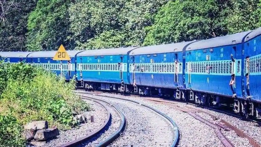 नए साल पर कैंसिल रहेंगी ये डेढ़ दर्जन ट्रेनें, देखें पूरी लिस्ट One and a half dozen trains have been cancelled, the route of some trains has been changed, while the stoppage time of some trains