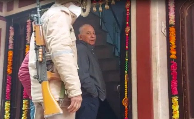 उत्तर प्रदेश के सपा नेता पुष्पराज जैन के ठिकानों पर आयकर विभाग ने मारा छापा Income Tax Department officials raided the residence of Samajwadi Party MLC Pampi Jain in Uttar Pradesh on Friday morningIncome Tax Department officials raided the residence of Samajwadi Party MLC Pampi Jain in Uttar Pradesh on Friday morning