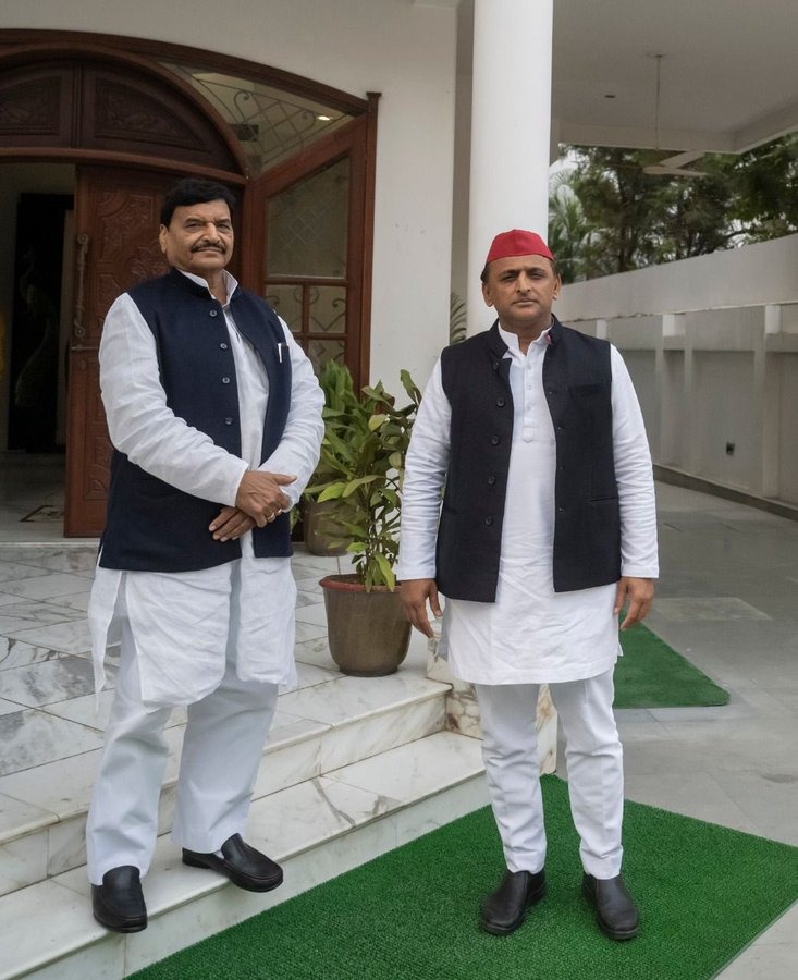 अखिलेश यादव ने चाचा शिवपाल से की मुलाकात, प्रगतिशील समाजवादी पार्टी के साथ गठबंधन का भी ऐलान In this episode, Akhilesh Yadav's Samajwadi Party and Shivpal Singh Yadav's Pragatisheel Samajwadi Party have announced to fight elections