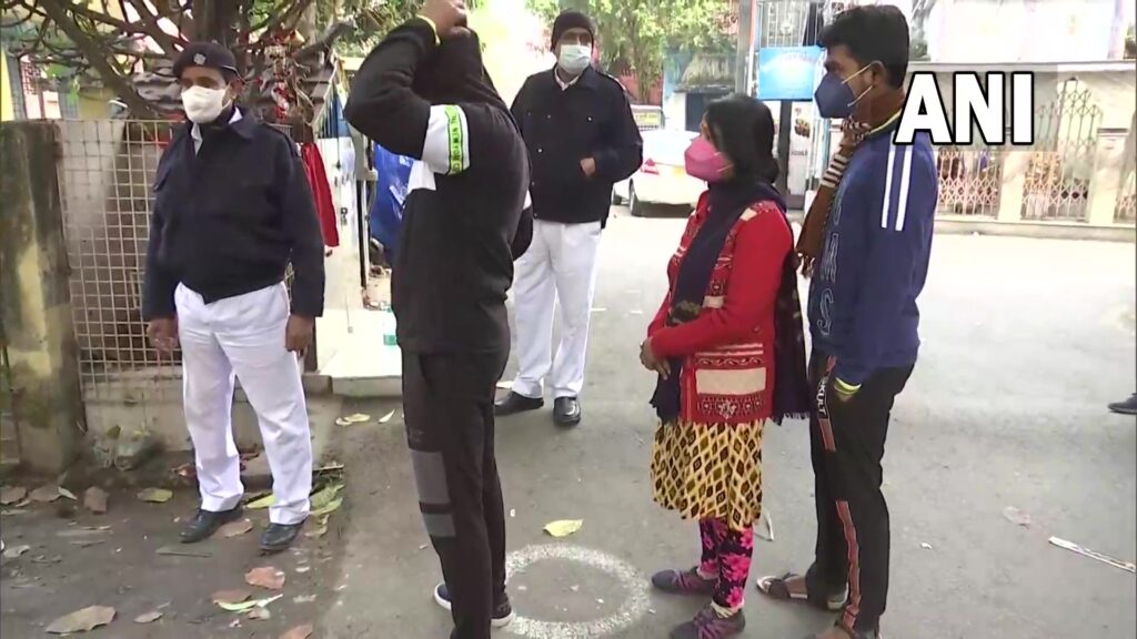 कोलकाता नगर निगम चुनाव के दौरान मतदान केंद्र के बाहर बम ब्लास्ट, तीन लोग घायल Voting for Kolkata Municipal Corporation elections is going on from 7 am. People are reaching their respective booths to vote. Security