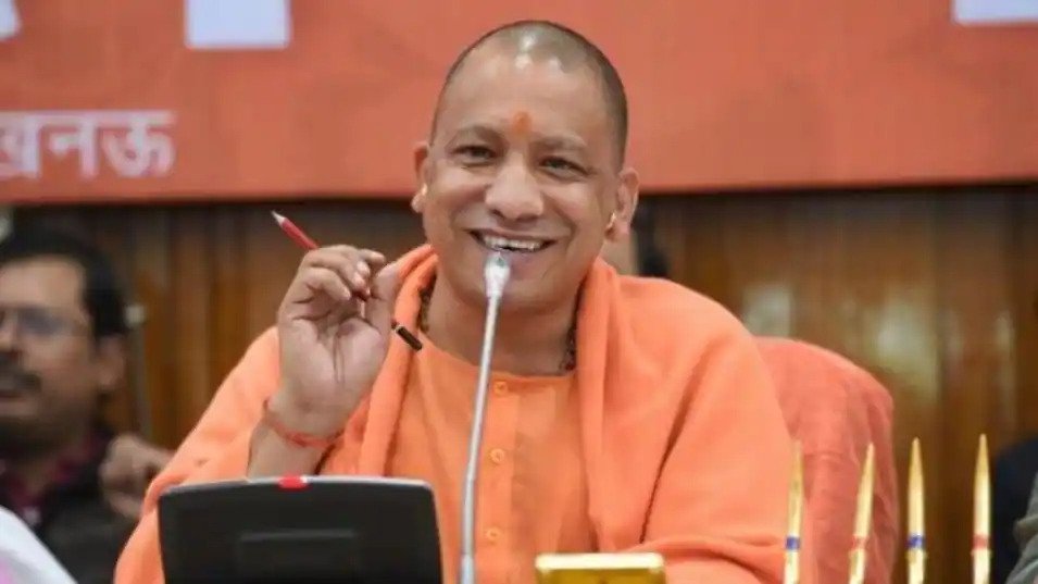 योगी सरकार का राज्य के युवाओं को सबसे बड़ा तोहफा, 25 दिसंबर को फ्री में स्मार्टफोन और टैबलेट देनें की घोषणा