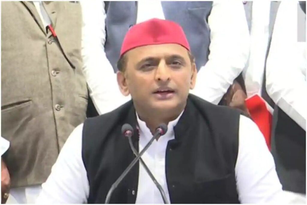 अखिलेश यादव ने यूपी सरकार पर लगाया बड़ा आरोप, बोले- मेरा फोन टेप कराया जा रहा Samajwadi Party President Akhilesh Yadav has made a big allegation on the government. Akhilesh Yadav said that the BJP is threatening