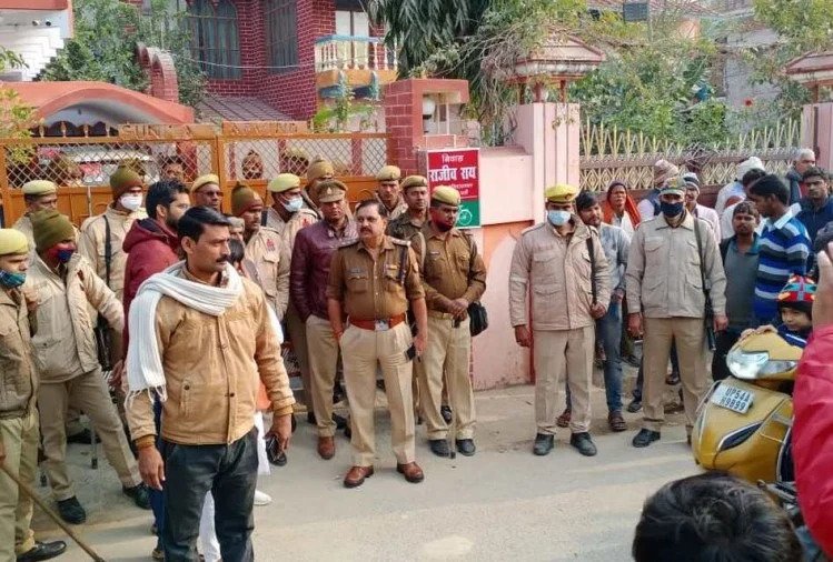 आयकर विभाग का उत्तर प्रदेश के मऊ में सपा नेता के घर छापा, घर के बाहर सपा कार्यकर्ता और पुलिस बल मौजूद Income Tax Department today raided the premises of Samajwadi Party's senior national secretary and spokesperson leader Rajiv Rai in Mau
