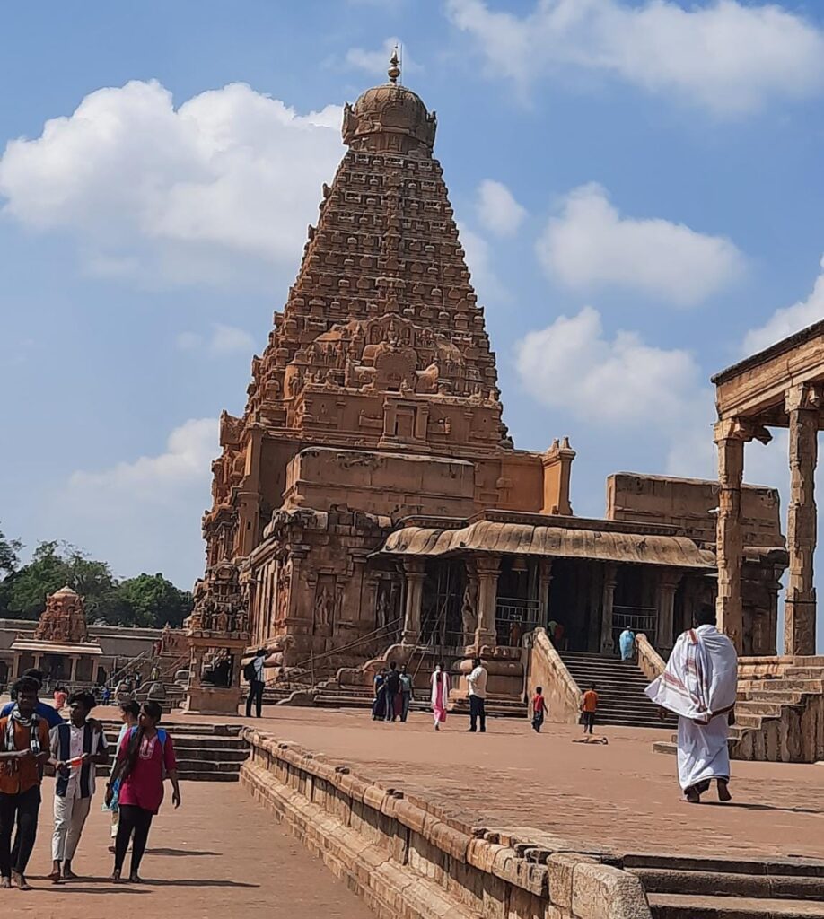 मंदिरों का शहर. एक समूची समृध्द संस्कृति का शहर. कलाओं के वैभव का शहर…. तंजावूर